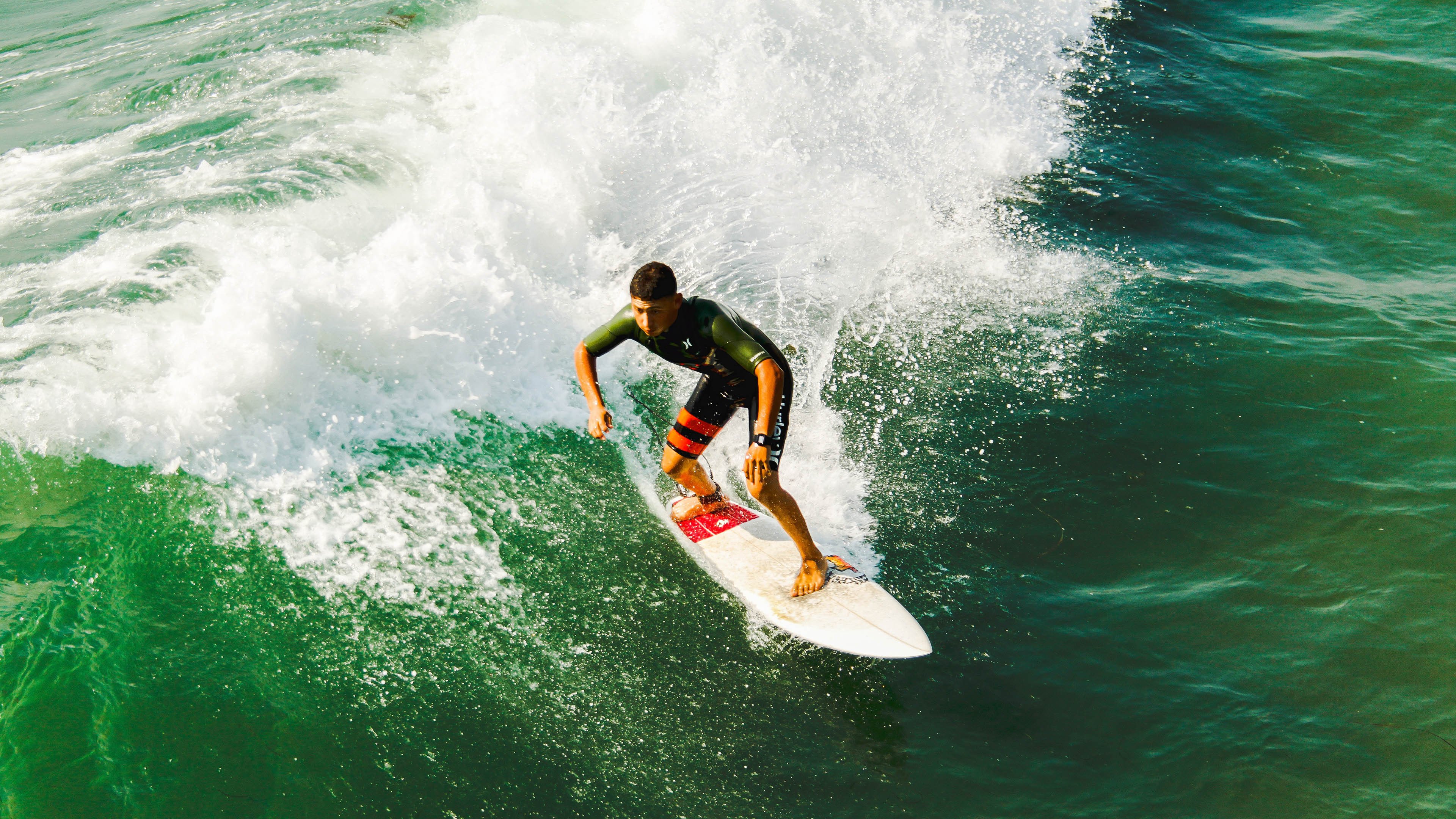 F1新赛季揭幕战焦点战，雄鹿粉碎黄蜂，速度与激情的双重奏